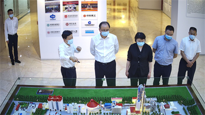 2023年5月，浙江省委常委、省紀委書記、省監察委員會主任傅明先（左二）來集團調研清廉民企建設工作